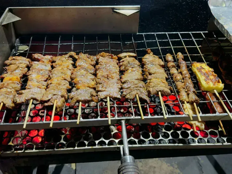 Imagem de compartilhamento para o artigo Família reunida e churrasquinho com cortes premium: Sabadou especial no Rosa de Saron Espetos em Costa Rica da MS Todo dia